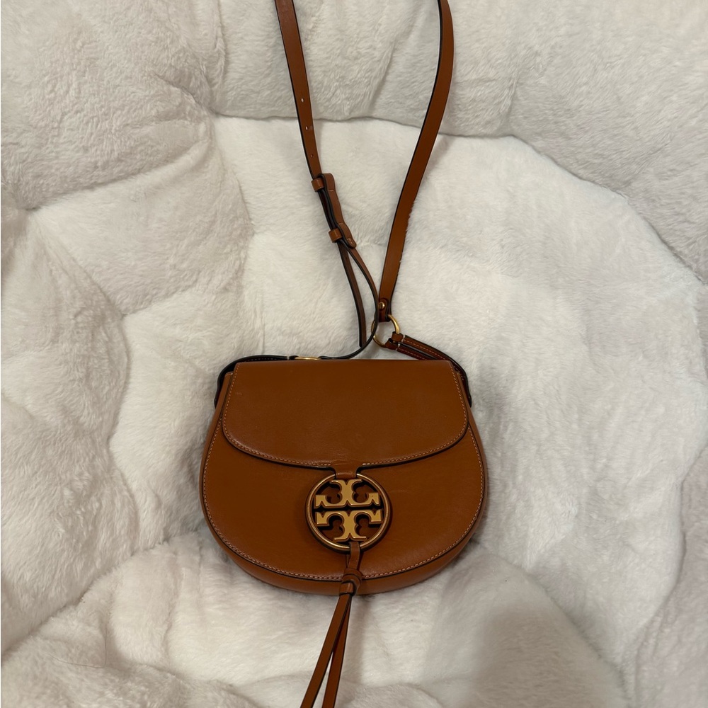 Tory Burch Saddle Crossbody Bag in Cognac Brown with Gold Logo